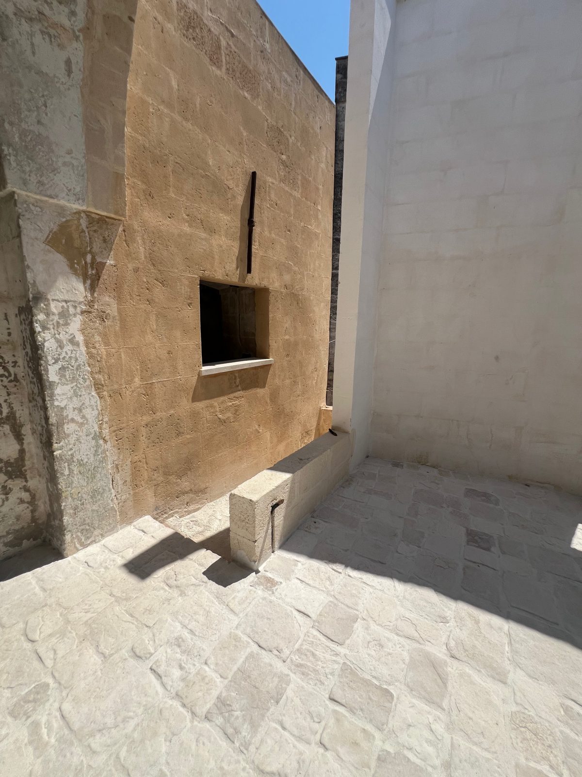 Una nicchia in tufo riportata alla luce nel cantiere di Via Verdi 15, Manduria, Salento, Puglia